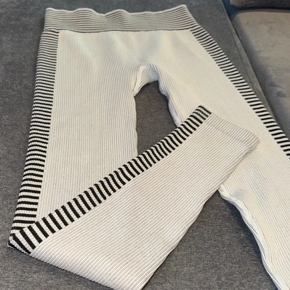 Forever 21- SEAMLESS RIBBED KNIT LEGGINGS-WHITE & BLACK STRIPE SIZE S/M - Picture 8 of 8